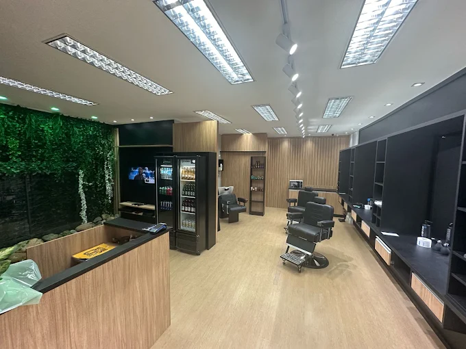 Ambiente interno da Barbearia Joinville com cadeiras de barbeiro