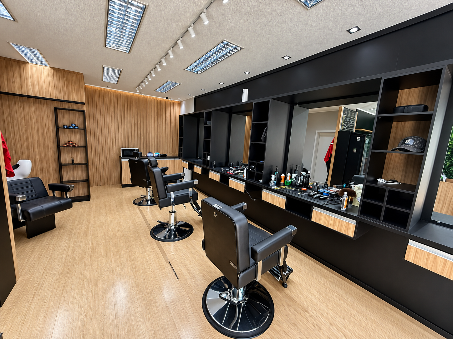 Ambiente interno da Barbearia Joinville com cadeiras de barbeiro